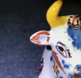 Une paire de vaches en fa&iuml;ence polychrome de Delft, 18&egrave;me