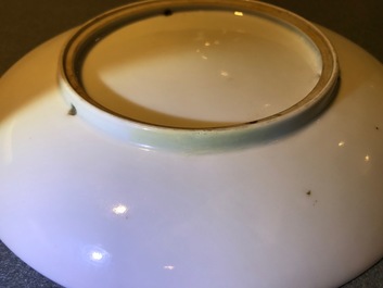 Une assiette en porcelaine de Chine famille rose, R&eacute;publique, 20&egrave;me