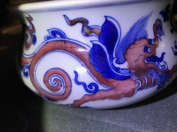 Un br&ucirc;le-parfum en porcelaine de Chine bleu, blanc et rouge &agrave; d&eacute;cor de dragons, Kangxi