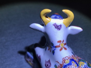 Une paire de vaches en fa&iuml;ence polychrome de Delft, 18&egrave;me