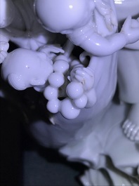 Un groupe en porcelaine blanc de Chine figurant Bouddha et des gar&ccedil;ons jouants, R&eacute;publique, 20&egrave;me