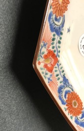 Een Japanse octagonale Kakiemon schotel, Edo, 2e helft 17e eeuw