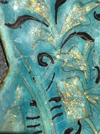 Un carreau en forme d'&eacute;toile de type Lajvardina &agrave; fond turquoise, Kashan, Iran, 13&egrave;me