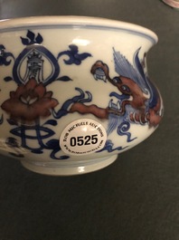 Un br&ucirc;le-parfum en porcelaine de Chine bleu, blanc et rouge &agrave; d&eacute;cor de dragons, Kangxi