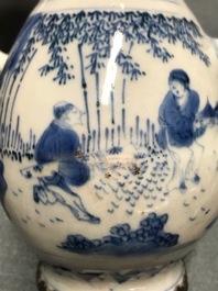 Une verseuse couverte en porcelaine de Chine bleu et blanc &agrave; monture en argent, &eacute;poque Transition