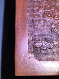 Een Chinese Yixing steengoed theebus met deksel, Kangxi
