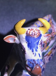 Une paire de vaches en fa&iuml;ence polychrome de Delft, 18&egrave;me