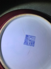 Une assiette en porcelaine de Chine monochrome foie de mulet, marque et &eacute;poque de Qianlong