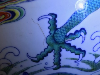 Een uitzonderlijke keizerlijke Chinese doucai vaas met draken, Qianlong zegelmerk en periode