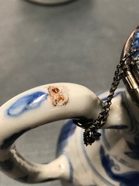 Une verseuse couverte en porcelaine de Chine bleu et blanc &agrave; monture en argent, &eacute;poque Transition