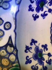 Un plat en fa&iuml;ence d'Iznik &agrave; d&eacute;cor de vignes, Turquie, 3&egrave;me quart du 16&egrave;me