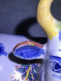 Een grote polychrome Delftse groep van een koe met melkster, 18e eeuw