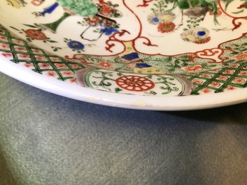 Un plat en porcelaine de Chine famille verte &agrave; d&eacute;cor d'oiseaux et animaux mythiques, Kangxi