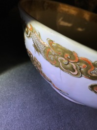 Un bol en porcelaine de Chine &agrave; d&eacute;cor en relief de carpes et dragons, Kangxi/Yongzheng