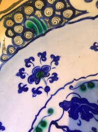 Un plat en fa&iuml;ence d'Iznik &agrave; d&eacute;cor de vignes, Turquie, 3&egrave;me quart du 16&egrave;me