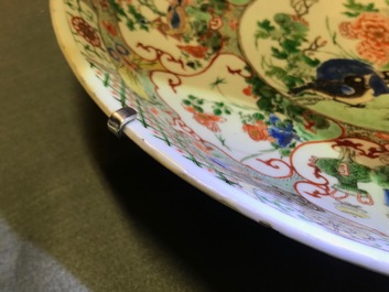 Un plat en porcelaine de Chine famille verte &agrave; d&eacute;cor d'oiseaux et animaux mythiques, Kangxi