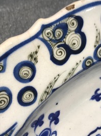 Een uitzonderlijke Iznik schotel met druivenranken, Turkije, 3e kwart 16e eeuw