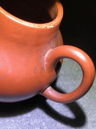 Een Chinese Yixing steengoed theepot met deksel, reli&euml;fmerk, 18/19e eeuw