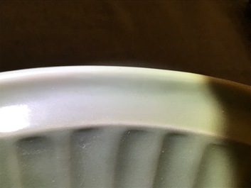 Un plat en porcelaine de Chine c&eacute;ladon de Longquan &agrave; d&eacute;cor incis&eacute;, Ming