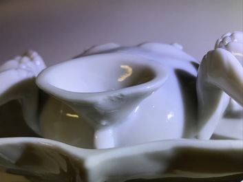 Un compte-gouttes en porcelaine blanc de Chine de Dehua en forme de crabe, Kangxi