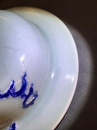 Une paire de vases couverts en porcelaine de Chine bleu, blanc et rouge sur fond c&eacute;ladon, 19/20&egrave;me