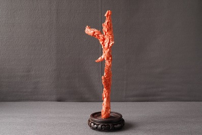 Un groupe en corail rouge sculpt&eacute; figurant une branche fleurie aux oiseaux, Chine, 19&egrave;me