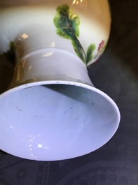 Trois vases en porcelaine de Chine famille rose et verte, une &agrave; marque de Qianlong, 19/20&egrave;me