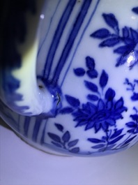 Une verseuse en porcelaine de Chine bleu et blanc &agrave; d&eacute;cor floral, Wanli