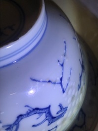 Een Chinese blauwwitte en onderglazuur rode kom met prunusbloemen, Chenghua merk, Kangxi