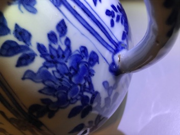Een Chinese blauwwitte kan met floraal decor, Wanli