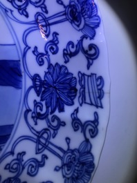 Een Chinees blauwwit gelobd bord met een verliefd koppel, Kangxi merk en periode
