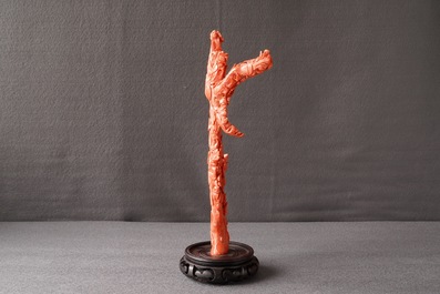 Un groupe en corail rouge sculpt&eacute; figurant une branche fleurie aux oiseaux, Chine, 19&egrave;me