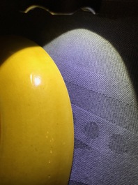 Une paire de coupes imp&eacute;riaux en porcelaine de Chine jaune monochrome, marque et &eacute;poque de Tongzhi