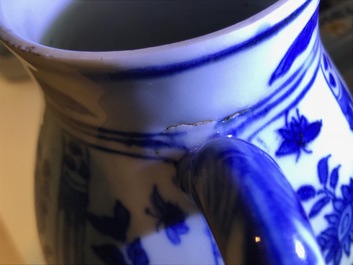 Une verseuse en porcelaine de Chine bleu et blanc &agrave; d&eacute;cor floral, Wanli