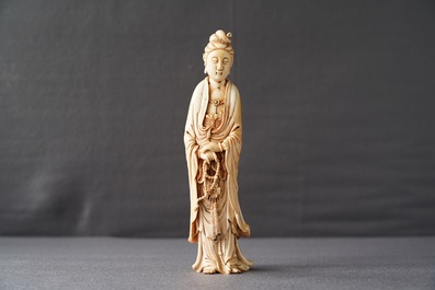Een Chinese ivoren figuur van Guanyin, 18e eeuw