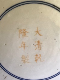 Een Chinese famille rose 'honderd herten' hu vaas, Qianlong merk, 19/20e eeuw