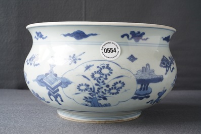 Un br&ucirc;le-parfum en porcelaine de Chine bleu et blanc &agrave; d&eacute;cor d'antiquit&eacute;s, Kangxi