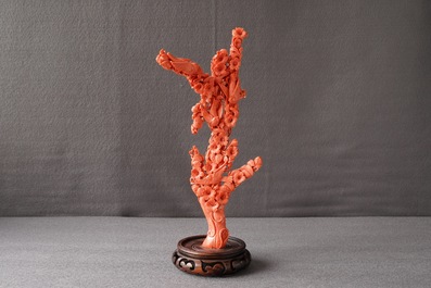 Un groupe en corail rouge sculpt&eacute; figurant une branche fleurie aux oiseaux, Chine, 19&egrave;me