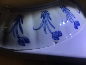 Een Chinees blauwwit gelobd bord met een verliefd koppel, Kangxi merk en periode