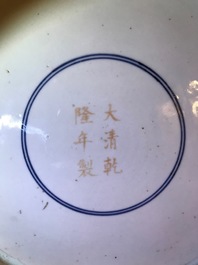 Een Chinese famille rose 'honderd herten' hu vaas, Qianlong merk, 19/20e eeuw