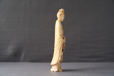 Une figure de Guanyin en ivoire sculpt&eacute;, Chine, 18&egrave;me