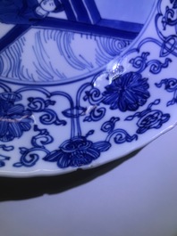 Une assiette en forme de lotus en porcelaine de Chine bleu et blanc, marque et &eacute;poque de Kangxi
