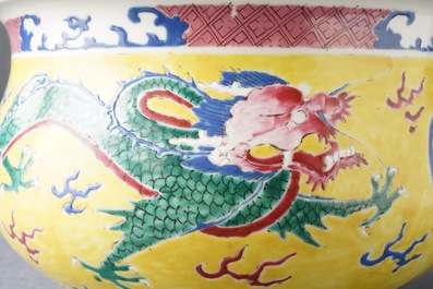 Een Chinese famille rose wierookbrander met gele fondkleur, Yongzheng