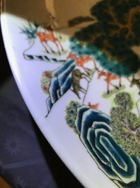 Un grand plat 'cent daims' en porcelaine de Chine famille rose, marque de Qianlong, 19&egrave;me