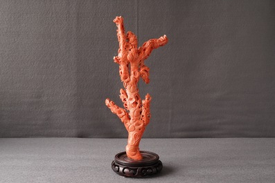 Un groupe en corail rouge sculpt&eacute; figurant une branche fleurie aux oiseaux, Chine, 19&egrave;me