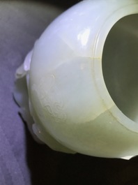 Een Chinese celadon jade penselenwasser en een paar witte jade eenden, 19e en 20e eeuw