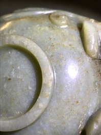 Een Chinese kop met chilong-grepen in celadon en bruine jade, wellicht vroege Qing