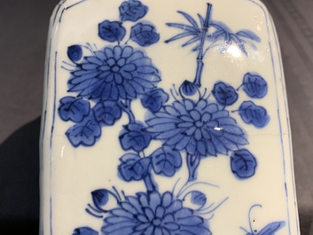 Une bouteille de forme carr&eacute; en porcelaine de Chine bleu et blanc, Wanli, et un vase couvert, Kangxi