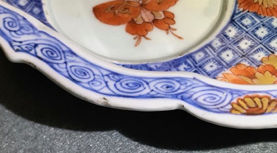 Een Chinese Imari-stijl specerijenschotel, een gelobde dekselkan en een kroes, Kangxi/Qianlong