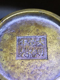 Een Chinese met goud bespatte bronzen wierookbrander, Xuande merk, 18e eeuw